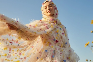 20 Prompt Gemini AI Bikin Foto Ala Princess Bertabur Bunga