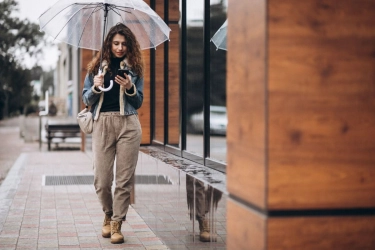 9 Inspirasi Outfit Musim Hujan, Tetap Stylish Meski Cuaca Mendung