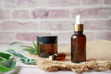 10 Essential Oil yang Bisa Samarkan Flek Hitam di Wajah Secara Alami