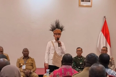 Gibran Rapat Tertutup di Bandara Manokwari di Detik-detik Sebelum Terbang, Bahas Apa?