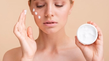 5 Cream Penghilang Flek Hitam Usia 40 di Apotek, Kulit Kusam Auto Jadi Glowing