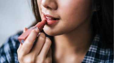 5 Warna Lipstik yang Bikin Wajah Terlihat Cerah di Kulit Sawo Matang
