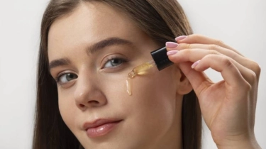 5 Serum Vitamin C Terbaik untuk Meratakan Warna Kulit di Usia 30 Tahun, Bye Kulit Kusam!