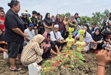 Doa dan Air Mata Haru Iringi Pemakaman Jenazah Rebo Syahputra di TPU Putat Gede Surabaya