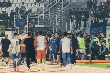 Laga Panas Arema FC Vs Persija di Kanjuruhan: Ricuh di Bench, 5 Kartu Merah
