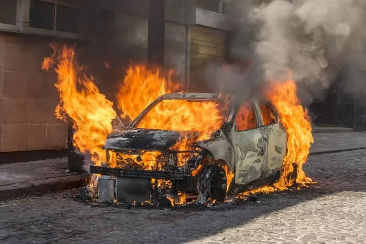 Jangan Panik! Begini 5 Cara Cerdas Selamat dari Mobil yang Tiba-Tiba Terbakar di Jalan