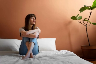 Menguak 7 Kebiasaan Orang yang Pura-Pura Bahagia Saat Merasa Sepi