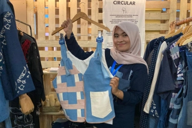 Ada Vest dari Limbah Tekstil dan Plastik Tepi Laut, Bisa Jadi Tote Bag