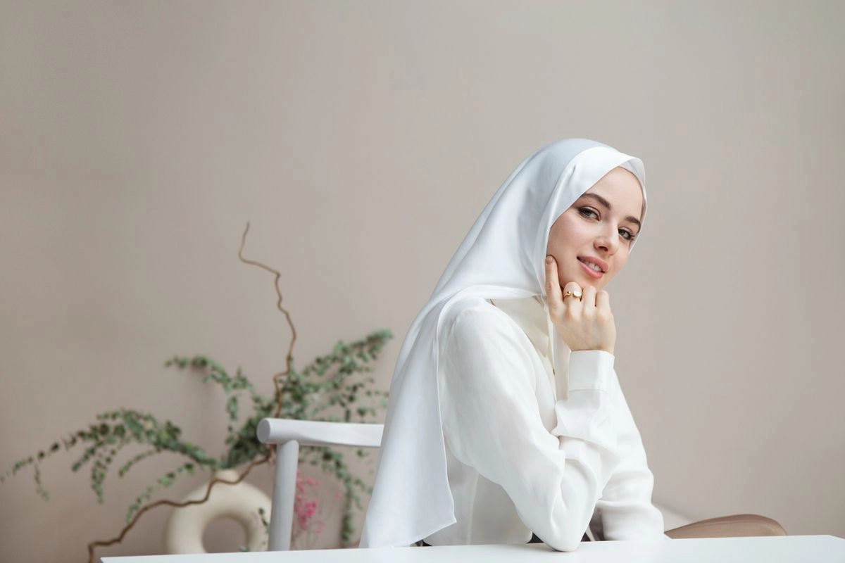 Rekomendasi Warna Hijab Sesuai Undertone Kulit Menurut Fashion Teacher