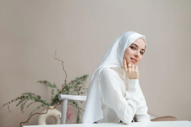 Rekomendasi Warna Hijab Sesuai Undertone Kulit Menurut Fashion Teacher