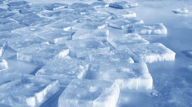 Mengapa Es Mengapung di Air? Ini Penjelasan Ilmiahnya