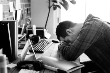 Kerja Online Bikin Overload? Ini 10 Cara Jitu Kurangi Screen Time tanpa Ganggu Produktivitas