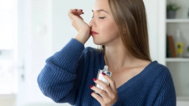 Roll On vs Spray: Parfum Mana yang Paling Awet di Kulit?