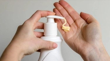 7 Rekomendasi Lotion untuk Menghilangkan Belang, Bisa Kembalikan Warna Kulit Asli