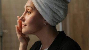 Rahasia Kulit Kenyal dan Bercahaya: Perawatan Sehari-hari yang Harus Dicoba