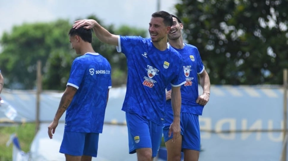 Detik-detik Thom Haye Cetak Gol dari Setengah Lapangan