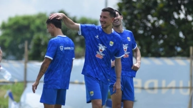 Detik-detik Thom Haye Cetak Gol dari Setengah Lapangan