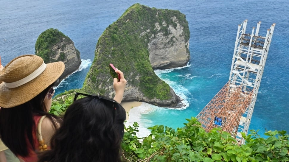 Menpar Kena 'Sentil' Komisi VII DPR, Proyek Lift Kaca di Pantai Kelingking Turut Disinggung