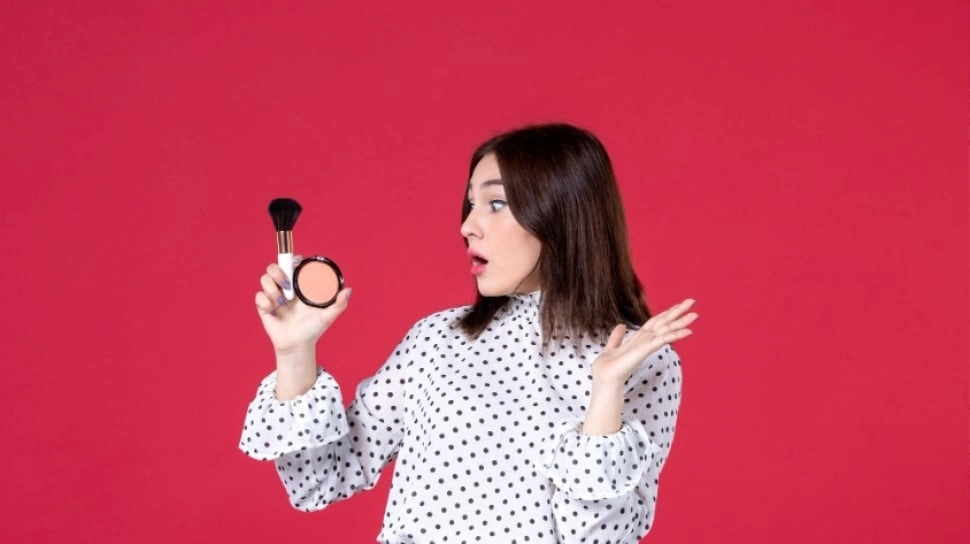 7 Powder Foundation yang Awet untuk Pekerja Kantoran, Makeup Flawless Seharian