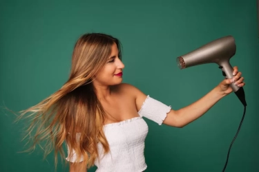 5 Cara Tepat Menggunakan Hair Dryer agar Rambut Tidak Rusak dan Hasil Maksimal​