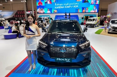 Daihatsu Rocky Hybrid Resmi Hadir di Indonesia, Simbolis Penyerahan Tiga Unit Pertama di GJAW 2025