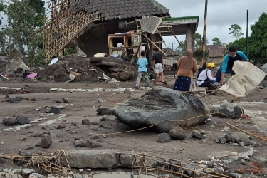 Deru Erupsi Mahameru Mengejar Warga, Negara Bergegas Siaga