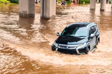 Tips Mobil Tetap Aman Melibas Musim Hujan, Anti Mogok dan Tidak Perlu Layanan Darurat