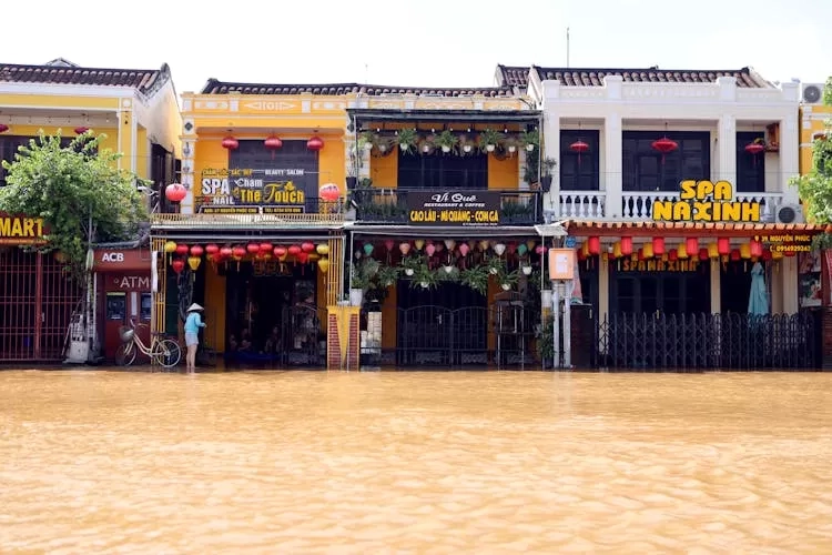 Vietnam Dilanda Banjir Parah, Sektor Pariwisata yang Sedang Melonjak Terkena Dampak