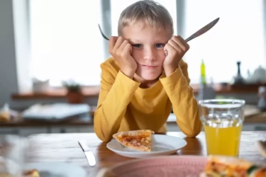 Anak yang Dipaksa Menghabiskan Makanan Biasanya Menunjukkan 8 Pola Tidak Sehat Ini Saat Dewasa Menurut Psikologi