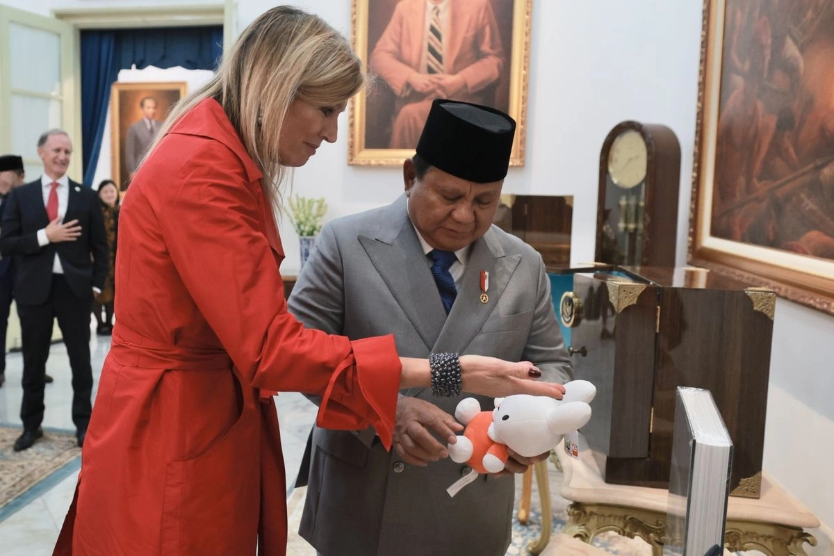 Prabowo Beri Batik-Miniatur Rumah Adat, Ratu Belanda Hadiahi Bobby Boneka