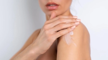 6 Rekomendasi Body Lotion Mengandung SPF untuk Memutihkan Kulit Usia 40 Tahun ke Atas