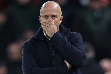 Arne Slot Terdesak, Liverpool Bidik Eks Barcelona sebagai Pengganti?