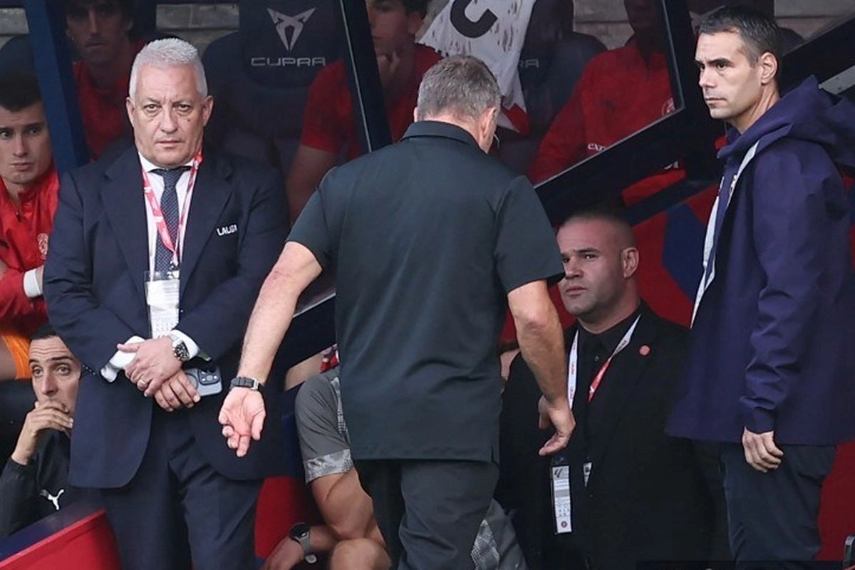 Legenda Barcelona Peringatkan Hansi Flick Soal Rapuhnya Lini Belakang Tim