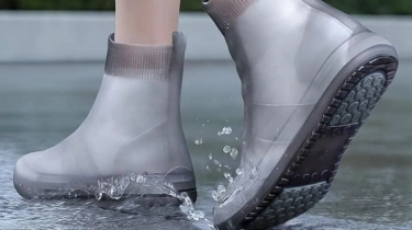 7 Rekomendasi Mantel Sepatu Anti Air, Ampuh Lindungi Sepatumu di Musim Hujan