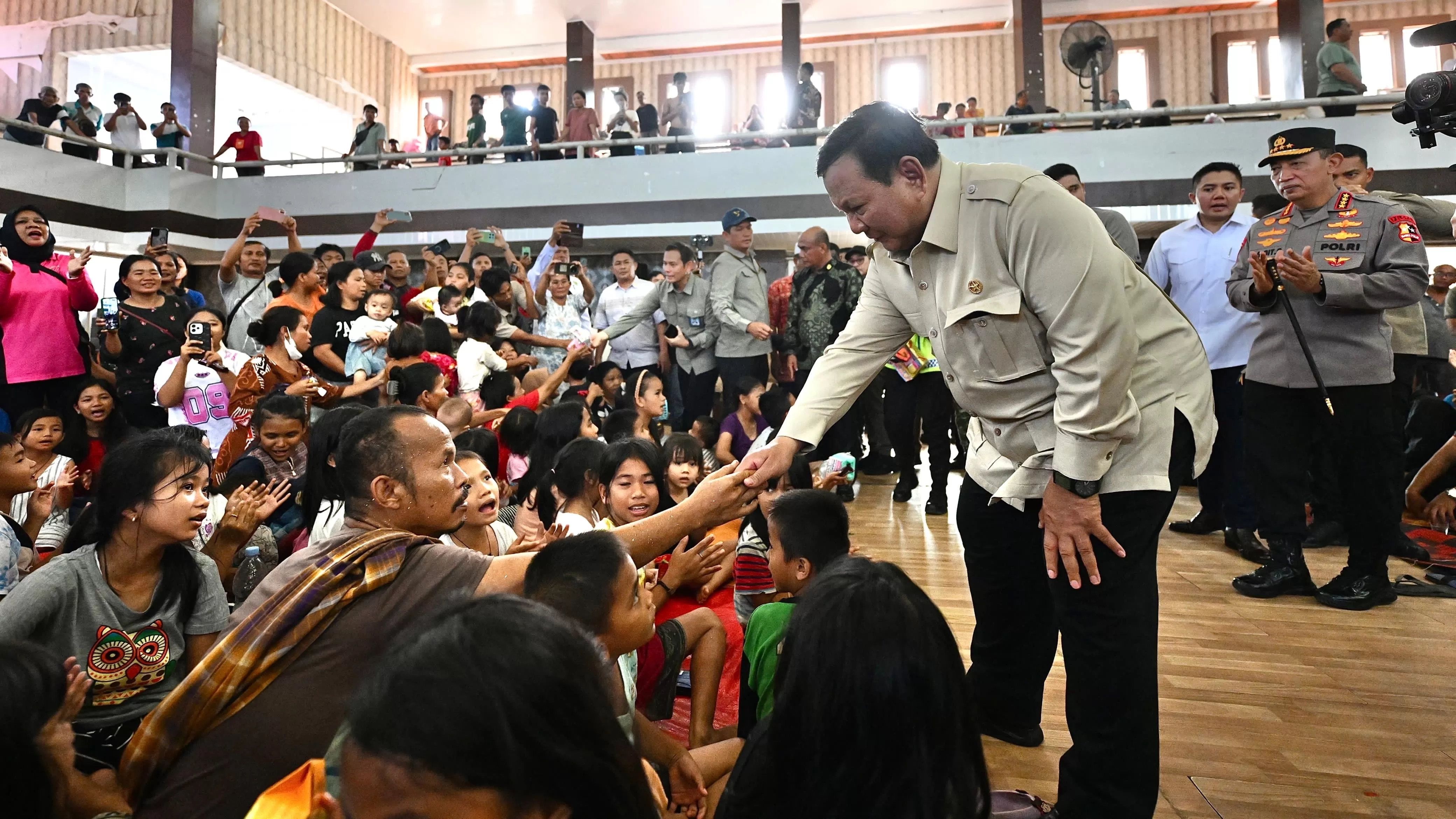 Kapolri Dampingi Presiden Tinjau Pengungsian Banjir Tapteng, Instruksi Percepatan Perbaikan Jalur