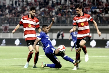 4 Fakta Menarik Madura United Vs Persib: Rekor Apik Hodak, Gol Perdana Balotelli