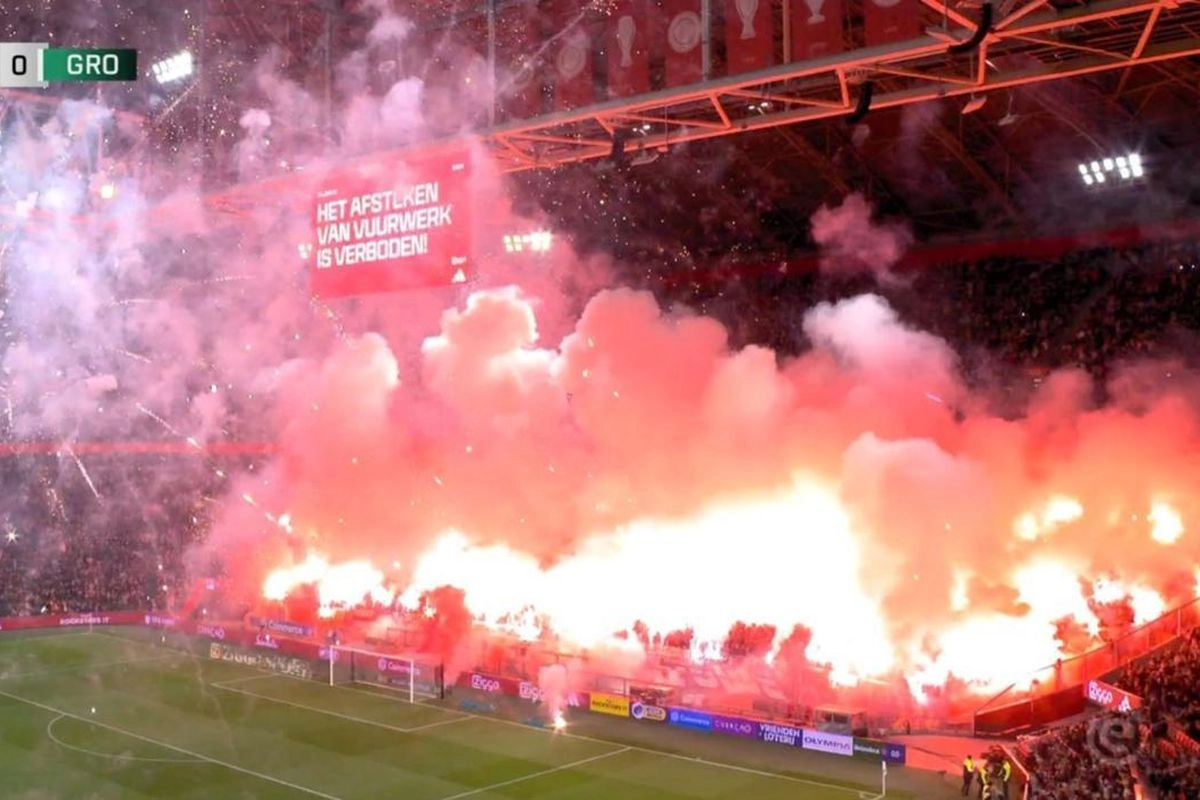 Ajax vs Groningen Dibatalkan akibat Flare, Klub Sebut Insiden Memalukan