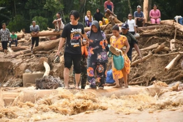 Basarnas Ungkap Lumpur Tebal Jadi Kendala Cari Korban Hilang Banjir Sumatera
