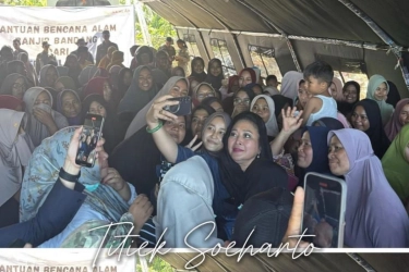Momen Hangat Titiek Soeharto Temui Anak-anak Korban Banjir di Aceh