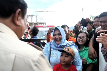Momen Prabowo Hampiri dan Peluk Bocah yang Memanggilnya 