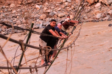 Tinjau Lokasi Bencana di Sumbar, Zulhas Minta Bantuan Pangan Ditambah 2 Kali Lipat