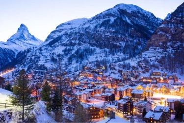 7 Rekomendasi Destinasi Natal Terbaik di Eropa: Dari Aurora yang Menghiasi Malam hingga Cahaya Gemerlap di Alun-Alun