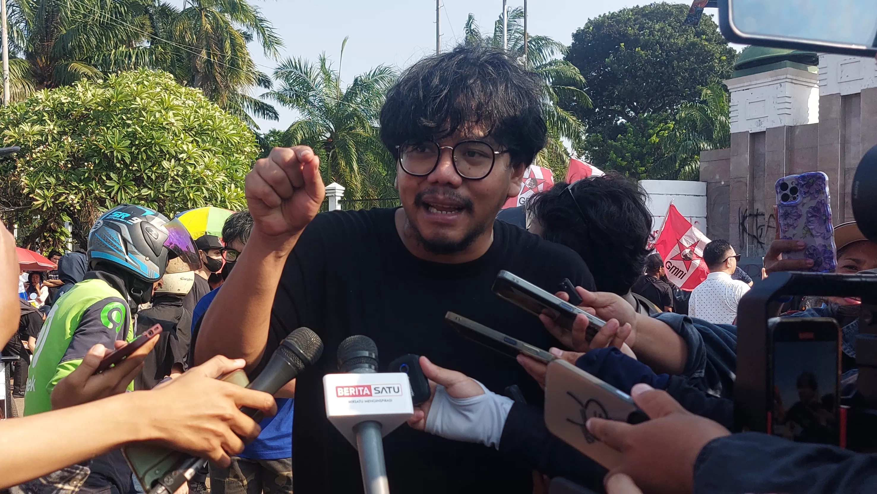 Ferry Irwandi Kumpulkan Lebih dari 10 M untuk Didonasikan kepada Korban Banjir di Sumatera