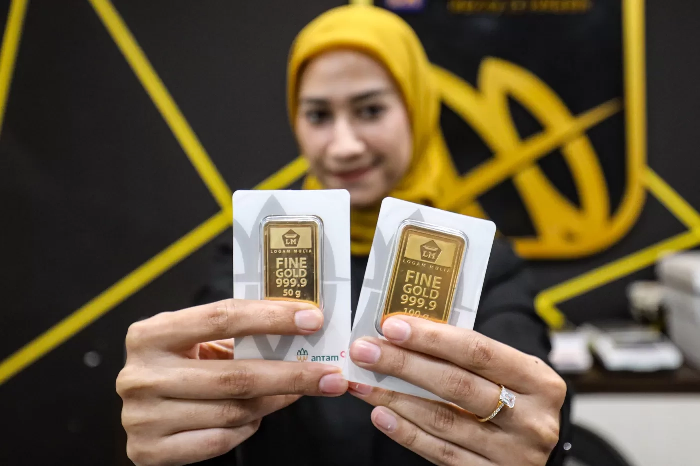 Kompak Turun, Ini Daftar Harga Emas Antam, Pegadaian, dan UBS Per 3 Desember 2025