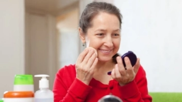 Rahasia Kulit Kencang, Ini 5 Urutan Skincare Malam untuk Usia 40 Tahun ke Atas