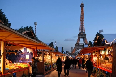 Mengintip 5 Pesona Menara Eiffel di Musim Natal, Dari Mulled Wine Sampai Magical Lights Show