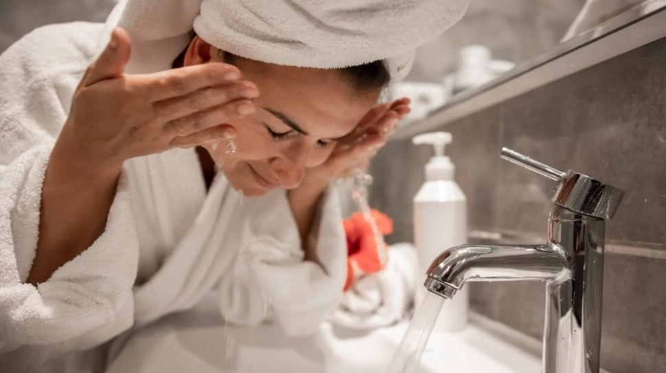 5 Rekomendasi Sabun Cuci Muka Gentle untuk Usia 50-an, Nggak Bikin Wajah Ketarik