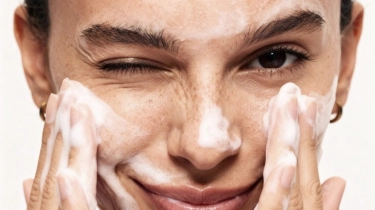 Apa Perbedaan Facial Wash dan Facial Foam? Jangan Sampai Salah Pilih