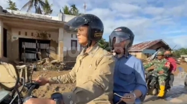 Naik Motor Trail, Gibran Tembus Lokasi Terisolir Banjir Bandang Agam Bawa Buku Catatan