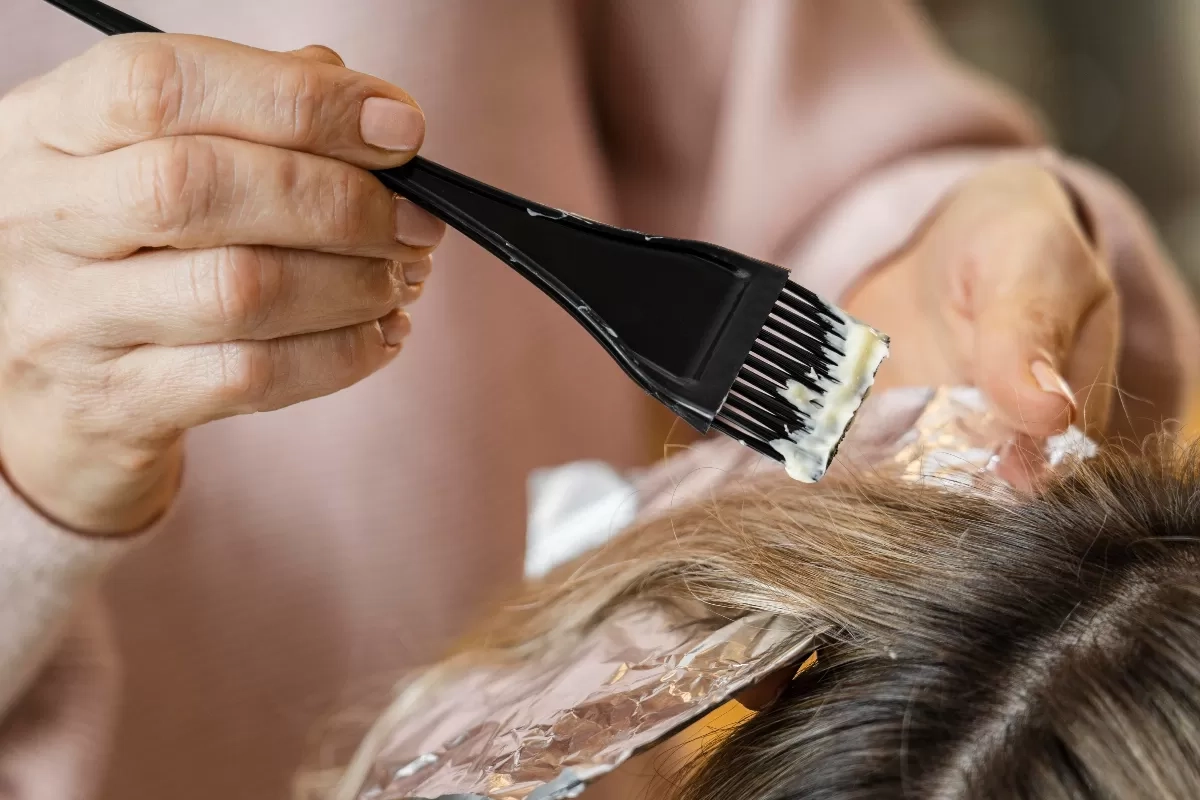 Rambut Berwarna Memang Indah, Tapi Kebiasaan Cat Terlalu Sering Bisa Berbahaya